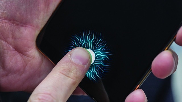 Смартфон со сканером отпечатков пальцев, встроенным в дисплей