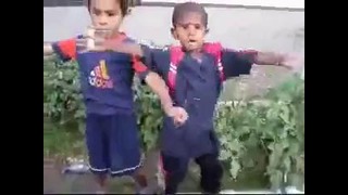 Дети танцуют