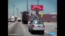 Сумашедший На Крыше Авто