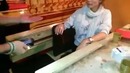 Девушка в шоке от этого фокуса