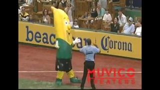 Охранник показал банану как нужно танцевать