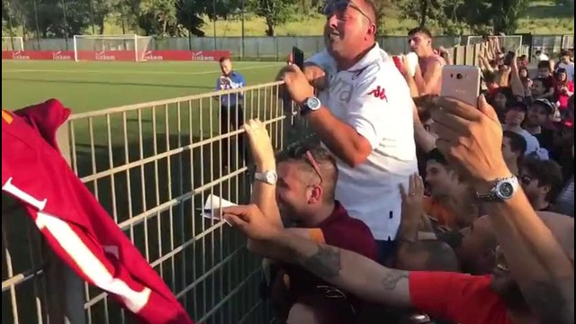 Тысячи фанатов «Ромы» скандировали имя Франческо Тотти на его последней тренировке