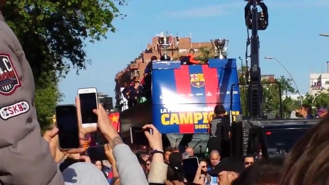 Чествование Барселоны, ее победы в Лиге и Кубке Испании на улицах города