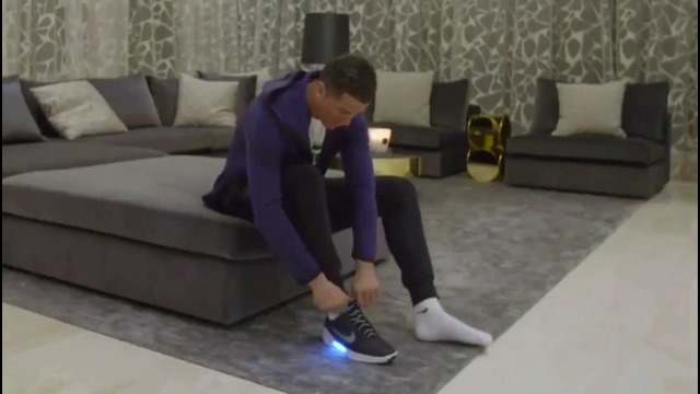 Криштиану Роналду опробовал самозашнуровывающиеся кроссовки от Nike