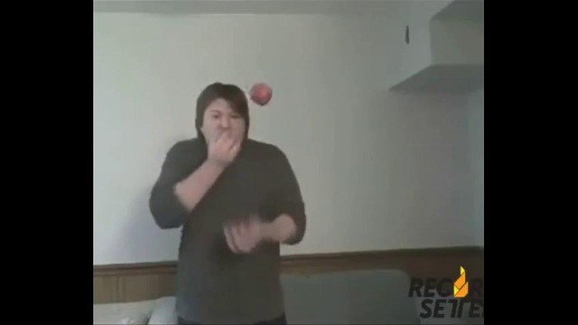 Мировой рекорд по жонглированию и поеданию яблок