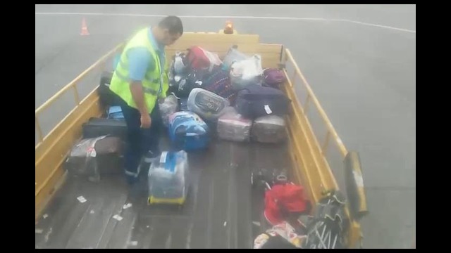 Аэропорт Волгоград – Разгрузка багажа