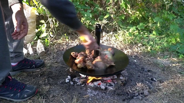 Жареная дымляма в садже на природе