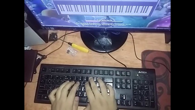 Игра мелодии Пираты Карибского моря на клавиатуре