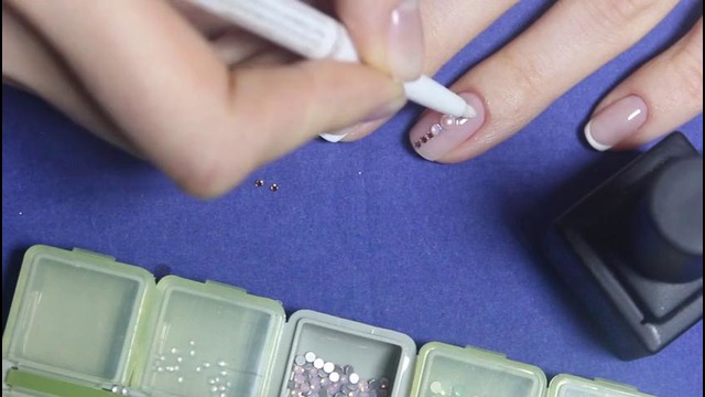 Дизайн ногтей Французский маникюр + Crystal Pixie Swarovski на весь ногть