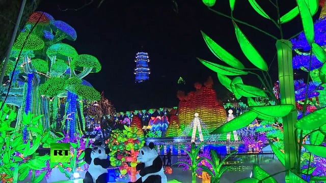 В Китае проходит ежегодный праздник фонарей