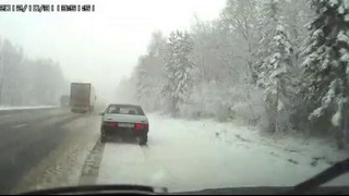 Фуру занесло на снежной дороге
