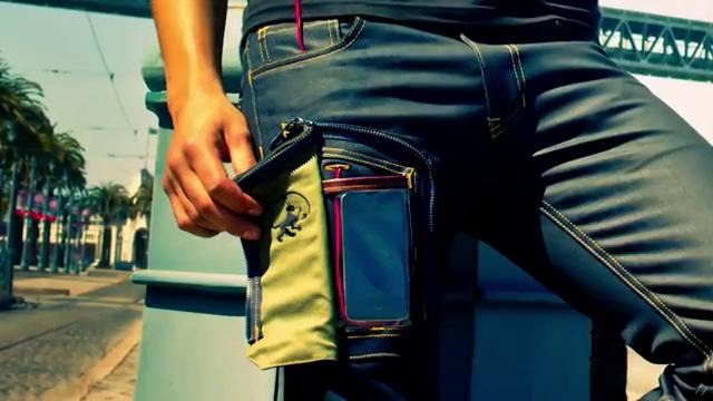 Специальные джинсы для смартфонов