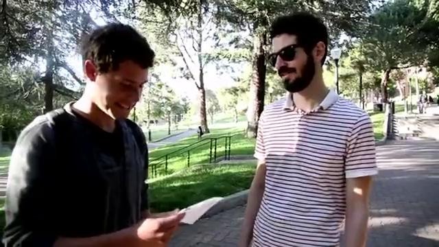 Linkin Park – Going Old School: The Guys Pass Out Flyers For Their Show