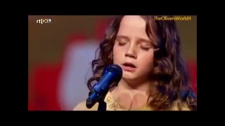 Маленькая девочка поет оперным голосом