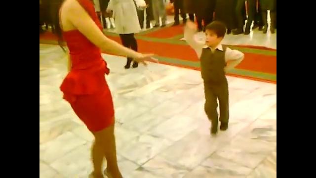 Кавказский мальчик классно танцует лезгинку