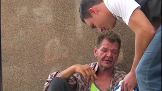 Купить одежду бездомным (невероятная реакция) Русский перевод