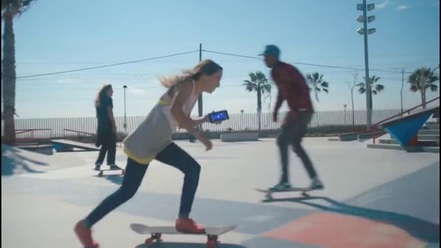 Кик Обзор: Сжимающийся Смартфон от HTC и CORTANA Которая Обрела Тело