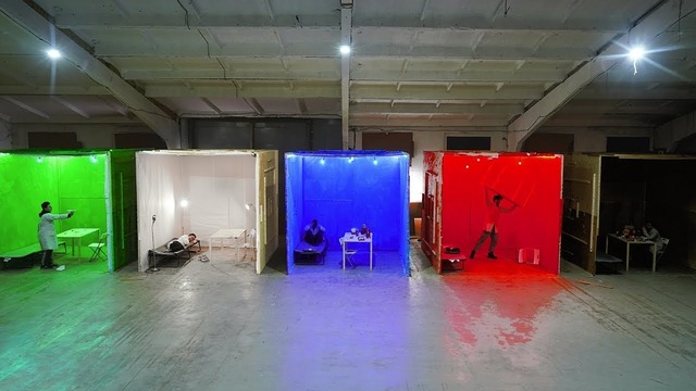 24 часа в комнатах с разным цветом освещения