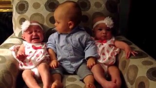 Забавный малыш впервые увидел близнецов:)
