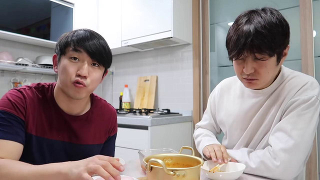 Кореец впервые пробует наши колбасы халяль утро корейских парней николай по-корейски