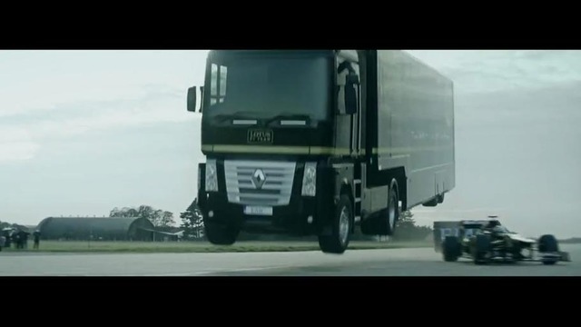 Невероятный прыжок грузовика Renault над болидом Lotus F1