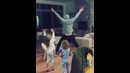 Крис Хемсворт зажигает под песню Майли Сайрус «Wrecking Ball»