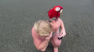 Попугай атакует девушку