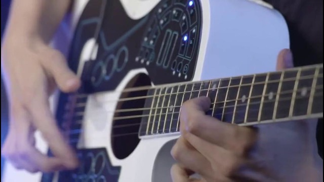 Первая в мире гитара с установленной на нее простыми словами «Touchpad»
