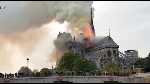 Собор Парижской Богоматери в Париже начал гореть