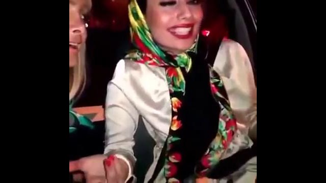 Иранские девушки разбиваются, распевая песню за рулём