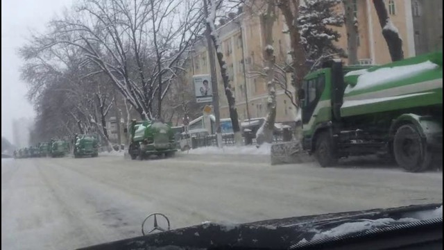 Как чистят снег в Ташкенте