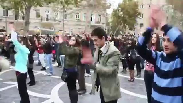 Танец на улицах Баку (классно танцуют) MADAGASCAR Flashmob
