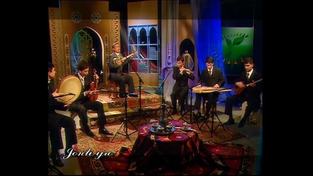 O’zbekistonda xizmat ko’rsatgan artist Erkin Qaytarov kuylaydi