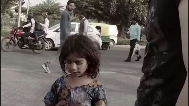 Честная маленькая девочка-сирота, пытается продать ручки на улице