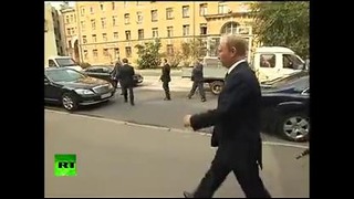 Путин в одиночестве прошелся по Петербургу