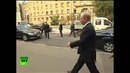 Путин в одиночестве прошелся по Петербургу