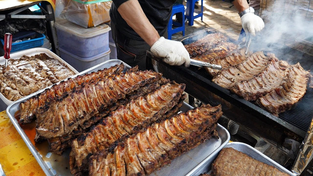 Вкусная традиционная рыночная еда! ребра на гриле, перепел, куриный желудок / корейская уличная еда