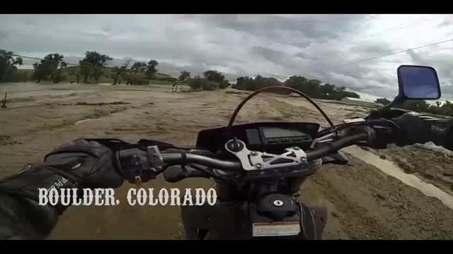 GoPro – Мотоциклист пытается преодолеть внезапное наводнение
