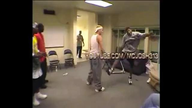 Молодой Eminem танцует за кулисами (лет 15 назад)