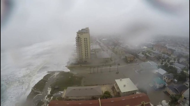 Таймлапс урагана на берегу моря