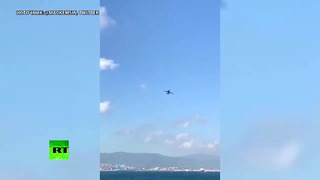 Сильный ветер раскачивает самолёт British Airways в небе над Гибралтаром