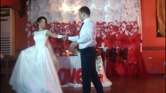 Жених и невеста очень мило танцуют! Ведущий Корнилов Кирилл