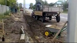 Копейка тянет грузовой прицеп от трактора