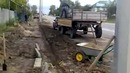 Копейка тянет грузовой прицеп от трактора