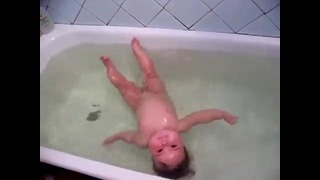 Ребенок купается в ваной