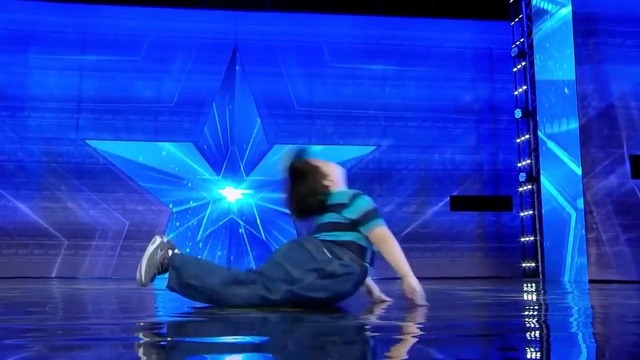 Зажигательный танец пухленького пацана на шоу талантов в Грузии