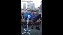 Двое парней возле светофора на диване