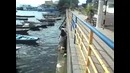 Неудачная попытка девушки сесть в лодку