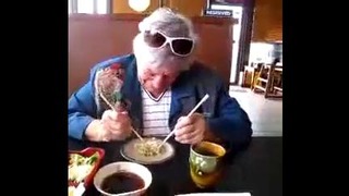 Бабуля впервые ест суши
