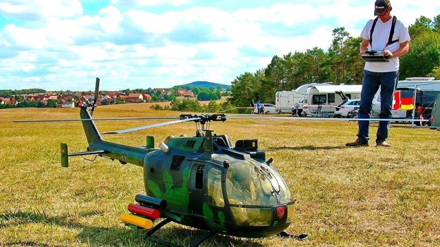 Гигантская радиоуправляемая модель вертолёта BO-105